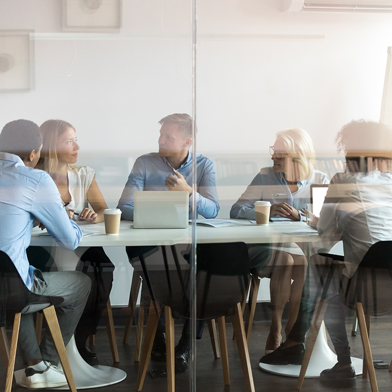 Meetingroom met verschillende personen