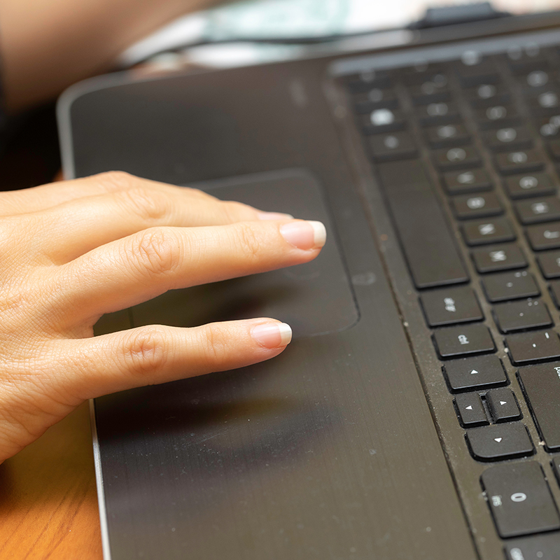 Close up van laptop met hand van vrouw